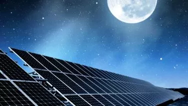 solceller under nattehimlen