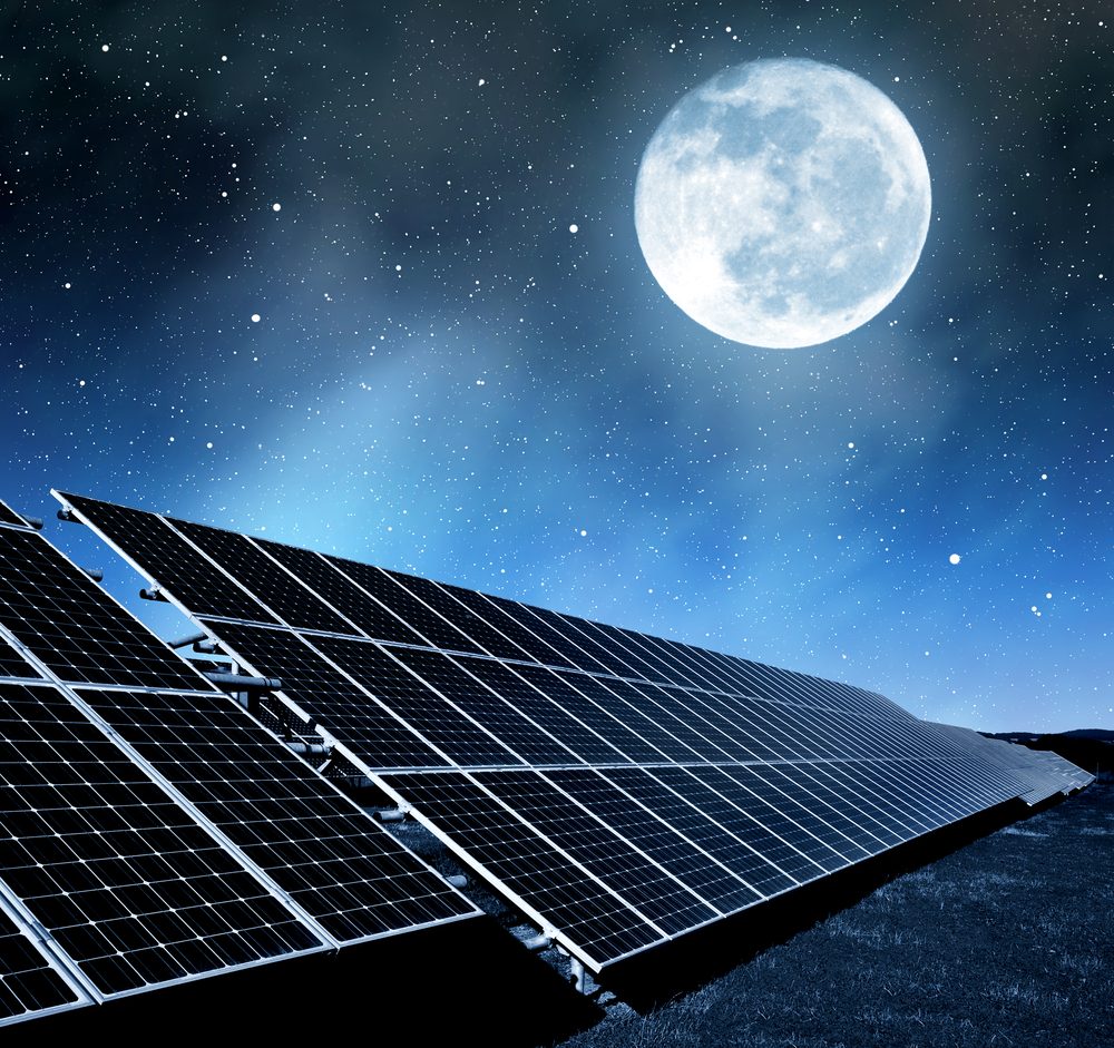 solceller under nattehimlen
