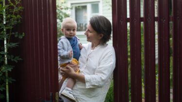 Barn bliver hentet i vuggestue