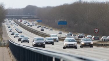 Biler og tæt trafik på dansk motorvej