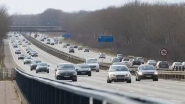 Biler og tæt trafik på dansk motorvej