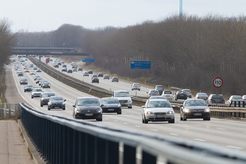 Biler og tæt trafik på dansk motorvej