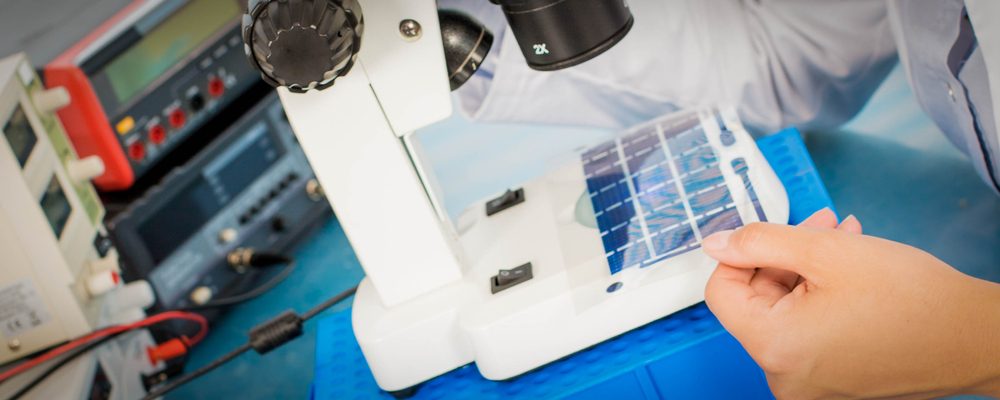Forsker ser på organiske solceller under mikroskop