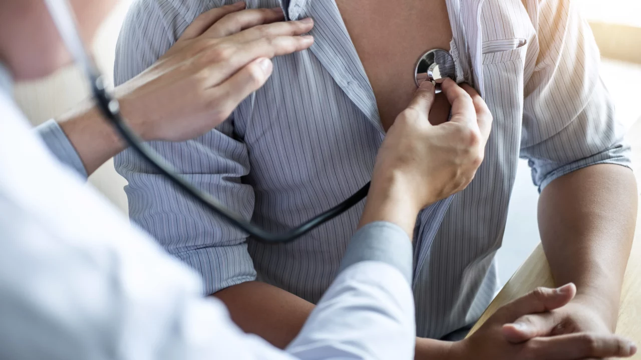 læge undersøger hjerte på patient