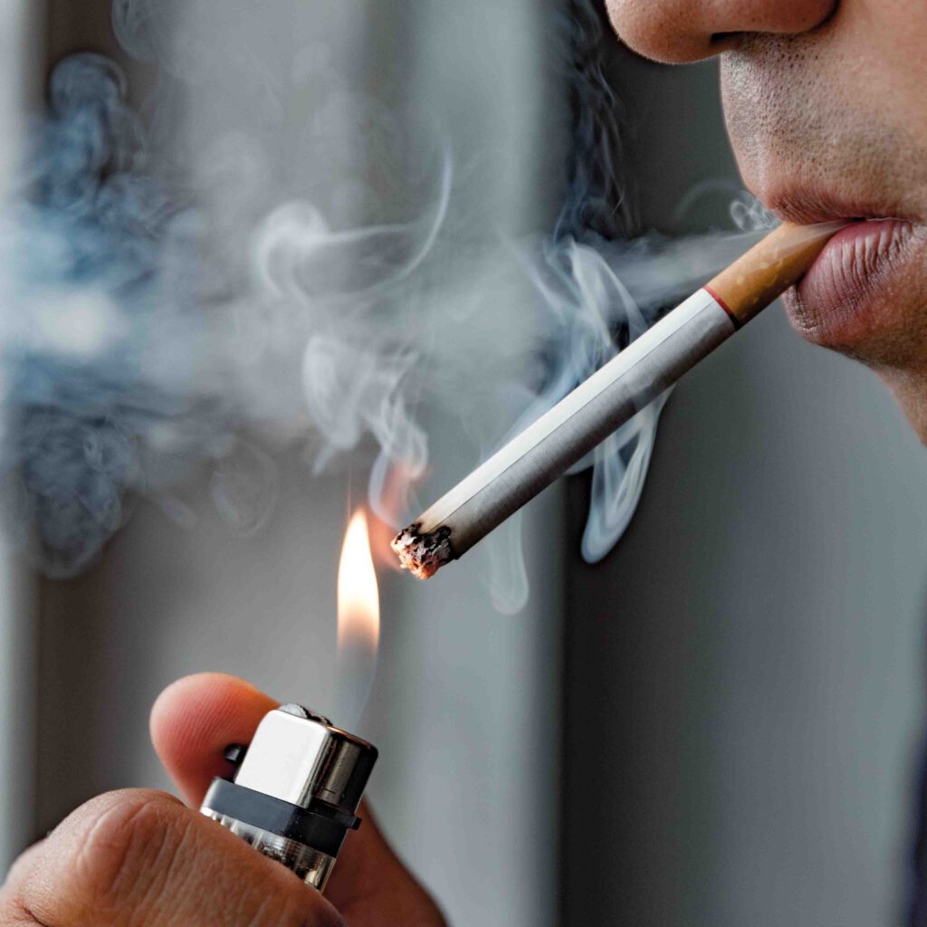 mand der tænder en cigaret