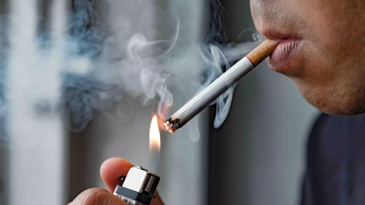 mand der tænder en cigaret