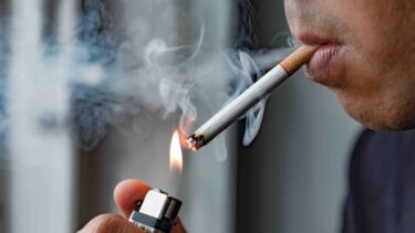 mand der tænder en cigaret