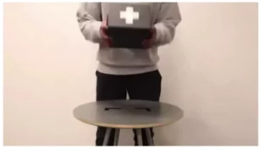 mand ryster med kasse i eksperiment