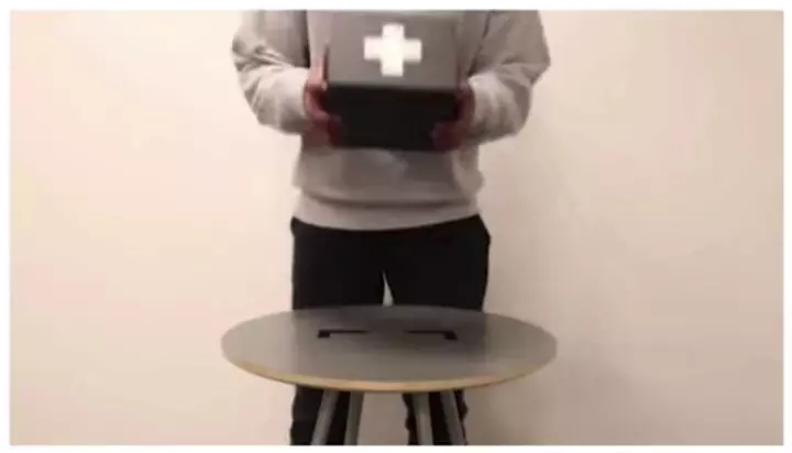 mand ryster med kasse i eksperiment