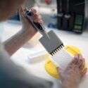 Forsker bruger multi-pipette i laboratorium