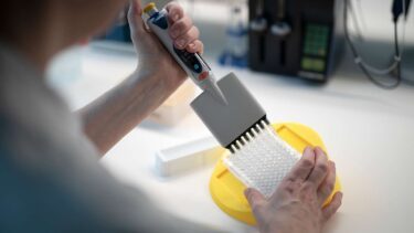Forsker bruger multi-pipette i laboratorium
