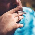 Overvægtig mand ryger cigaret