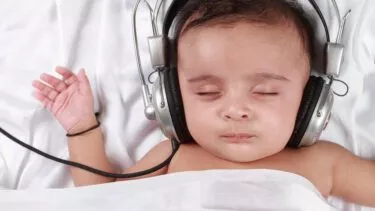 Baby lytter til musik