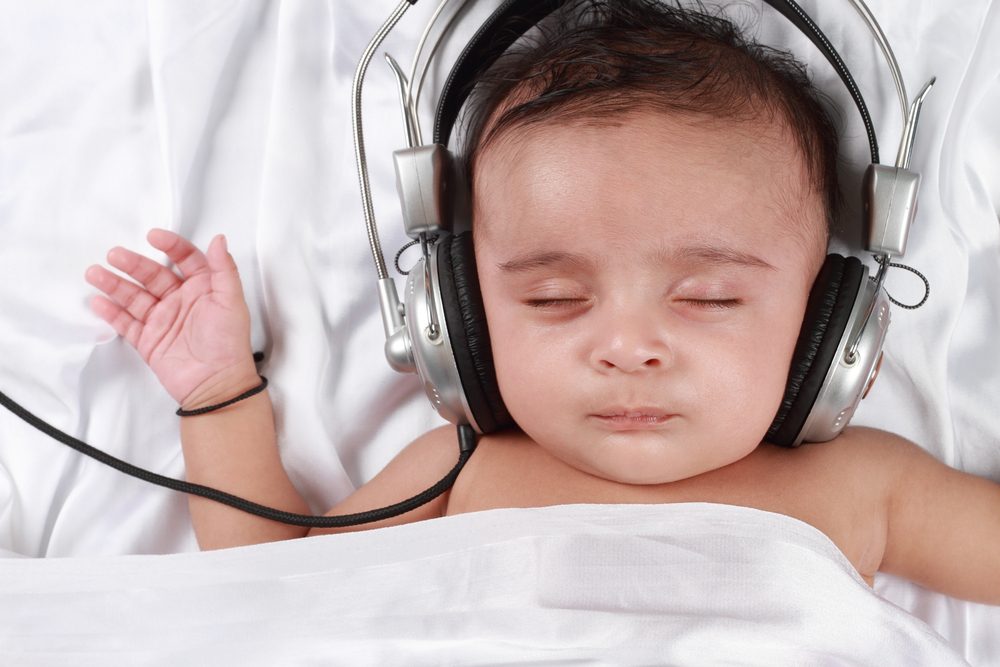 Baby lytter til musik