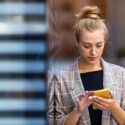 Ung kvinde med telefon