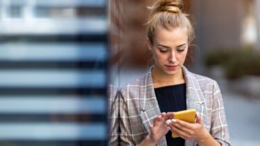 Ung kvinde med telefon