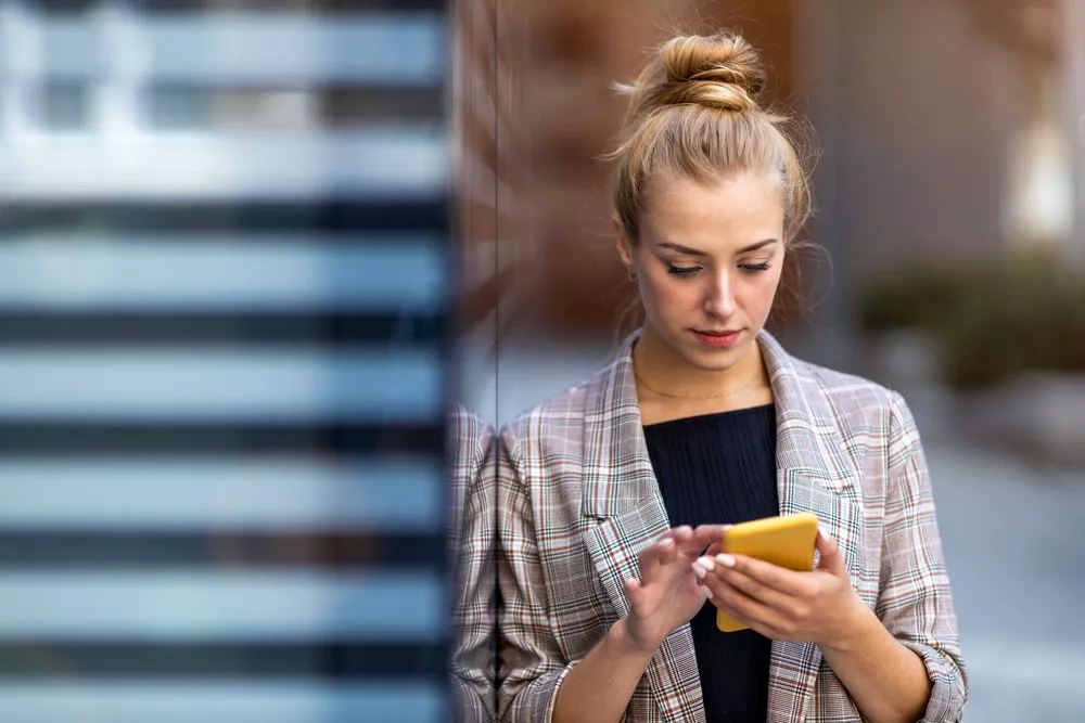 Ung kvinde med telefon