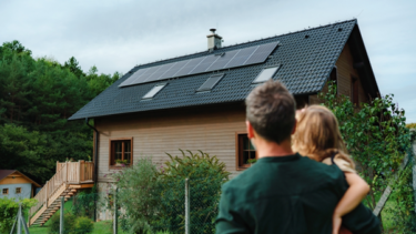 mand og pige kigger på solceller