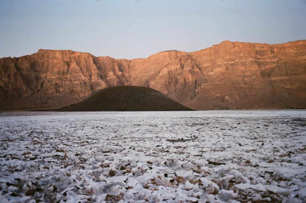 trou au natron vulkansk caldera set indefra