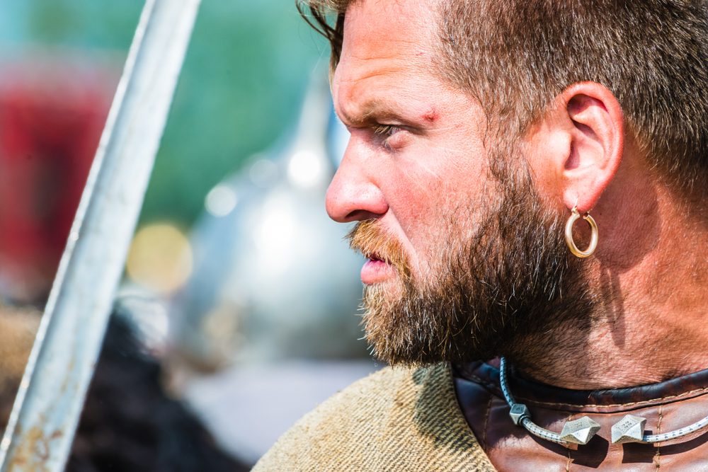 Vikingekriger med fuldskæg og sværd closeup