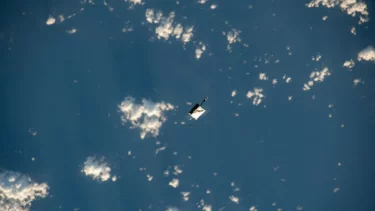 En himmel, hvor en firkantet, hvid værktøjspose svæver rundt blandt skyerne