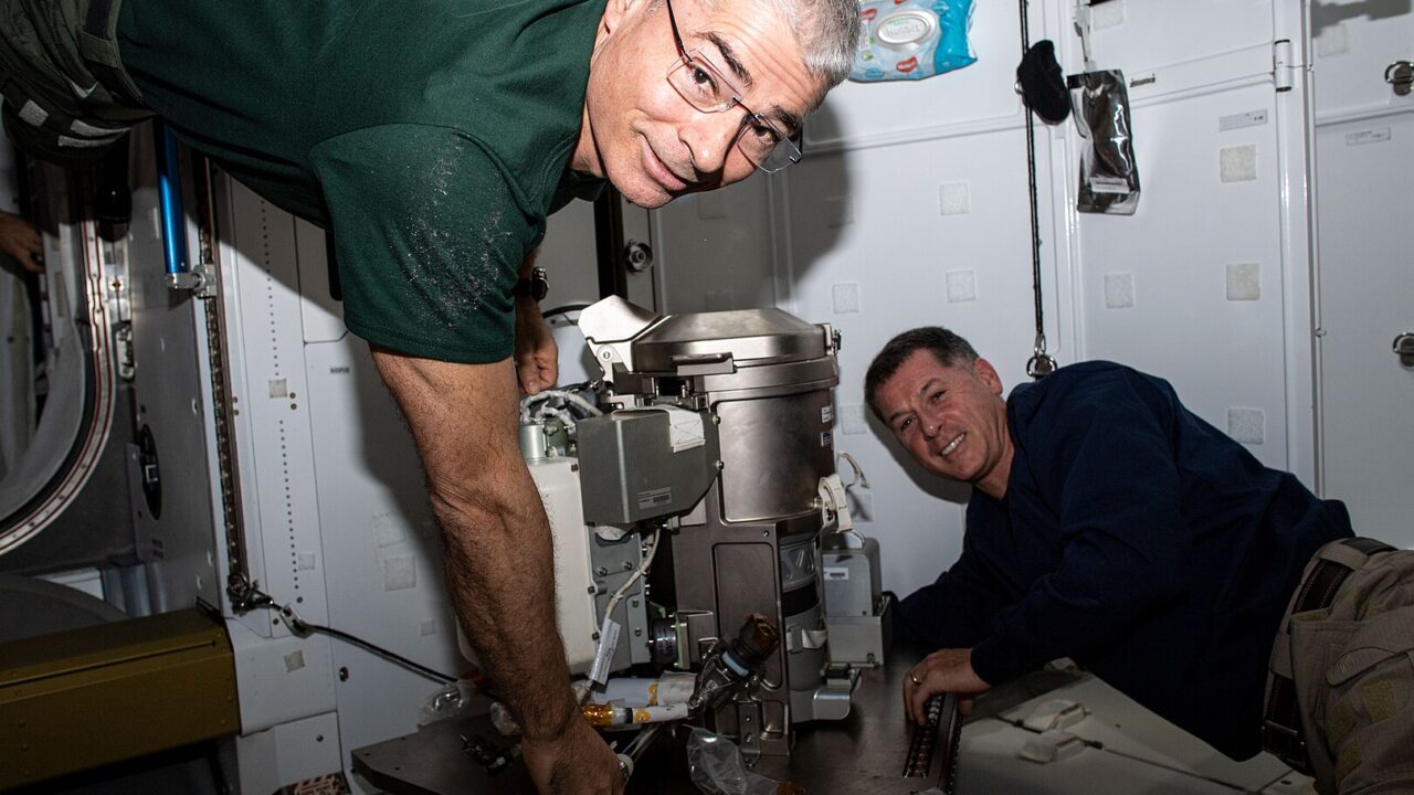 To astronauter installerer toilet på ISS