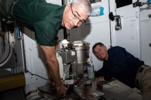 To astronauter installerer toilet på ISS
