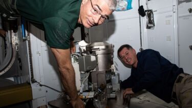To astronauter installerer toilet på ISS