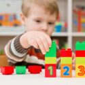 Barn leger med Duplo