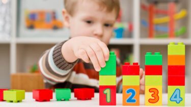 Barn leger med Duplo