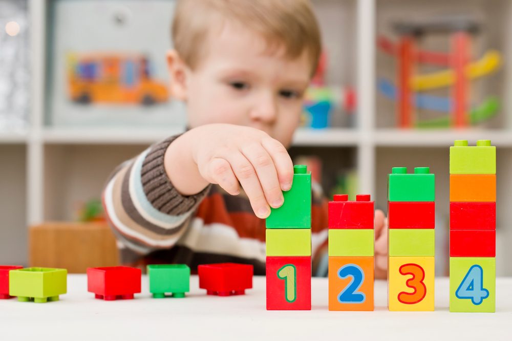 Barn leger med Duplo