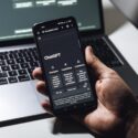 ChatGPT på mobiltelefon og computer
