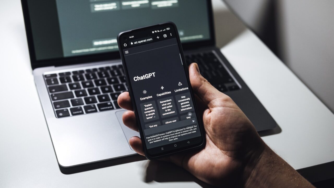ChatGPT på mobiltelefon og computer
