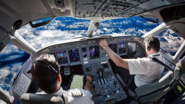 Piloter i et cockpit højt oppe over Jorden