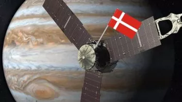 Juno satellit ved Jupiter illustration med dansk flag sat ind