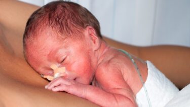 For tidligt født baby på mors bryst