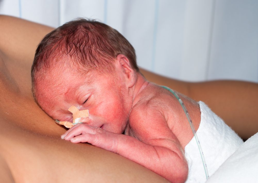 For tidligt født baby på mors bryst