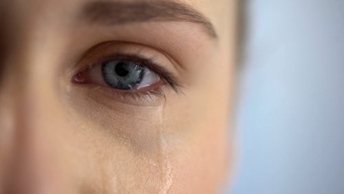 Kvinde græder