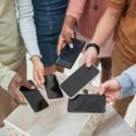 elever afleverer deres telefon i en kasse