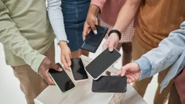 elever afleverer deres telefon i en kasse