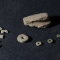 Rester af flint-bor og stenperler ligger ved lineal