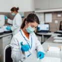 Læge i laboratorium