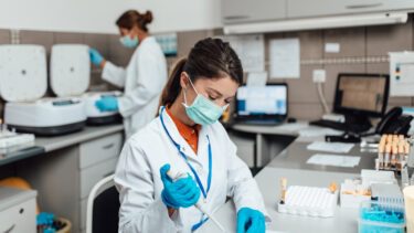 Læge i laboratorium
