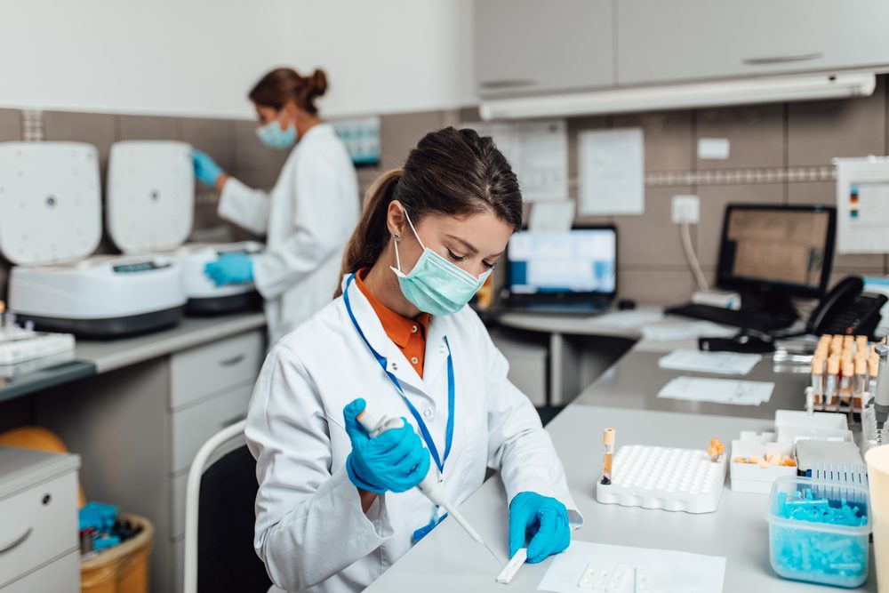 Læge i laboratorium