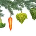 Grangren med julepynt lavet af grøntsager