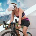 Kvinde med VR-briller på en cykel i et weird metaunivers