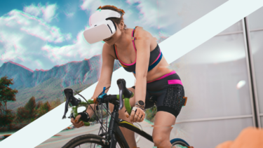 Kvinde med VR-briller på en cykel i et weird metaunivers