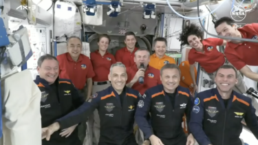 Andreas Mogensen og 10 andre astronauter samlet på ISS
