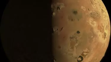 Halvdelen af månen Io, hvor man kan se flere små kratere, der er månens mange vulkaner