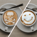 To kopper kaffe - den ene har et dødningehoved som mønster i kaffeskummet, den anden har en smiley